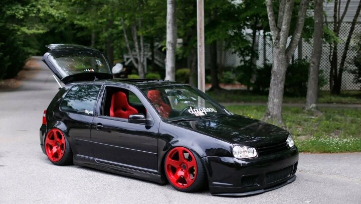 2)Технологические инновации: Этот автомобиль внедрил различные технологии для своего времени, такие как система ABS и боковые подушки безопасности.