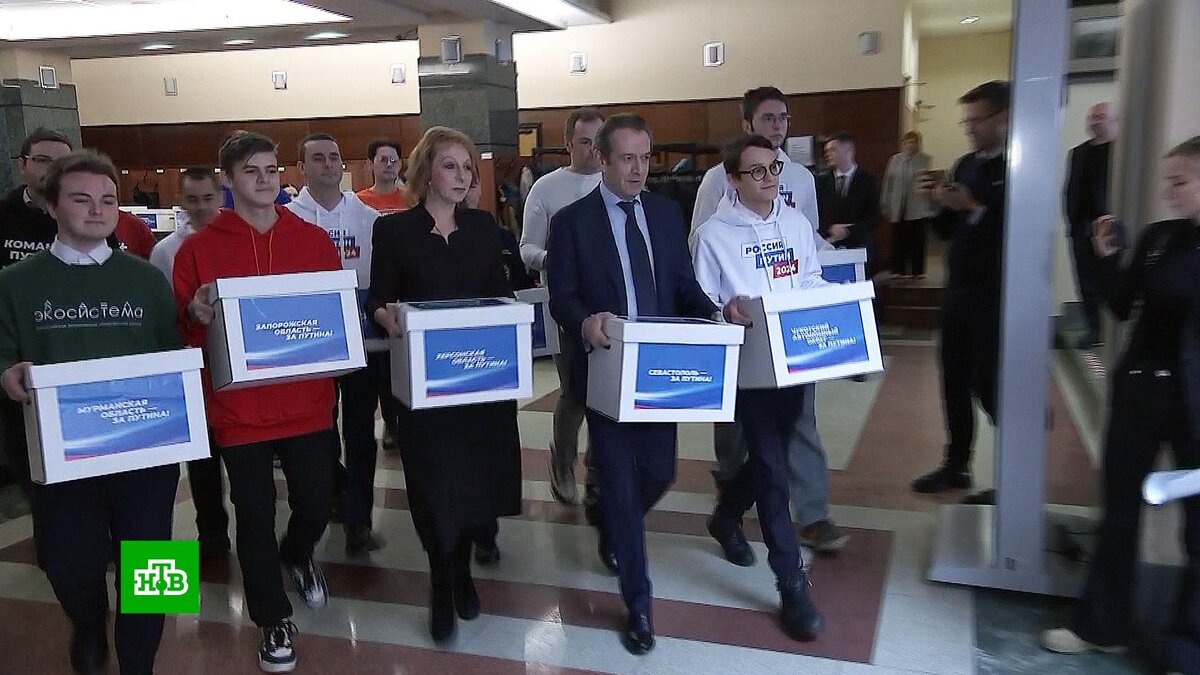    Штаб Путина сдал в ЦИК подписи в его поддержку