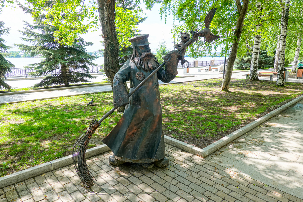 памятник зиничеву в москве. памятник фиделю кастро в москве 2022. памятник кобзону в москве в оружейном переулке. оружейный переулок памятник кобзону. площадь революции, манежная площадь, у памятника жукову.