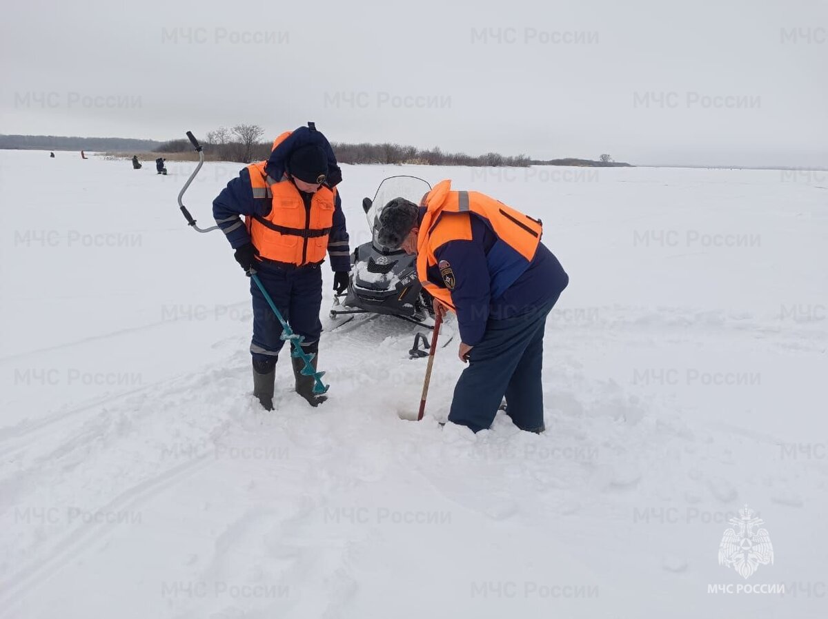 Инспекторы центра ГИМС Главного управления МЧС России по Костромской области совместно с представителями областной Пожарно-спасательной службы проводят ежедневный мониторинг ледовой обстановки на водоёмах. 