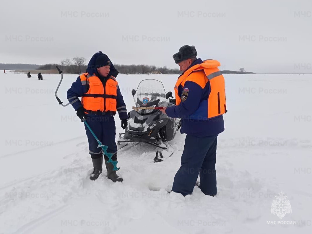 В целом, ледовая обстановка благоприятная для зимней рыбалки, лёд прочный, структура его плотная и однородная. Тем не менее, выходя на водоём необходимо соблюдать правила безопасности. Особенно осторожными нужно быть в местах впадения малых рек, стока теплых вод, зарослей травы и кустарника.