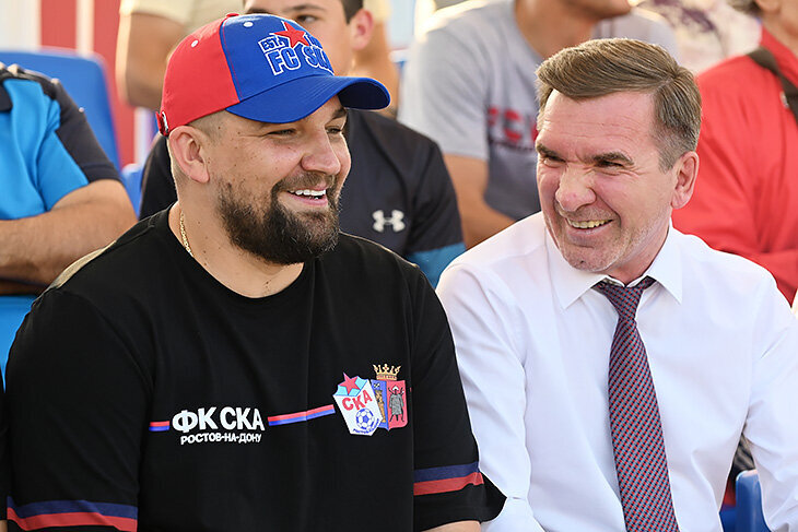 Блокнот и ручка на природе. Песня я листаю блокнот со знакомыми мне. Старые книги. Книжный лист. Девушка с блокнотом.