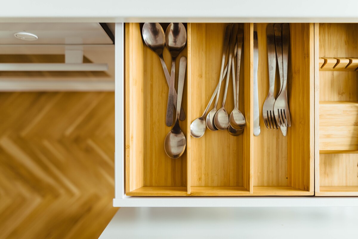     Какие вещи нельзя хранить в кухонных ящиках: проверьте себя