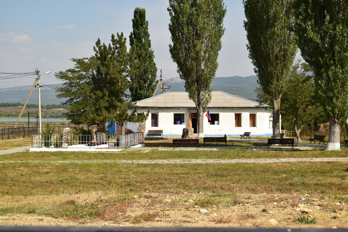 п. Родниковое Дом Культуры (сельский клуб). Скельские менгиры. Чернореченское водохранилище. Фотография автора статьи. 