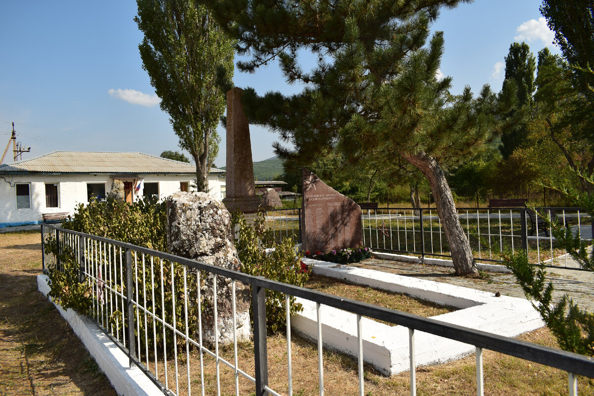 Памятник братской могилы. Менгир внутри. Фотография автора статьи.