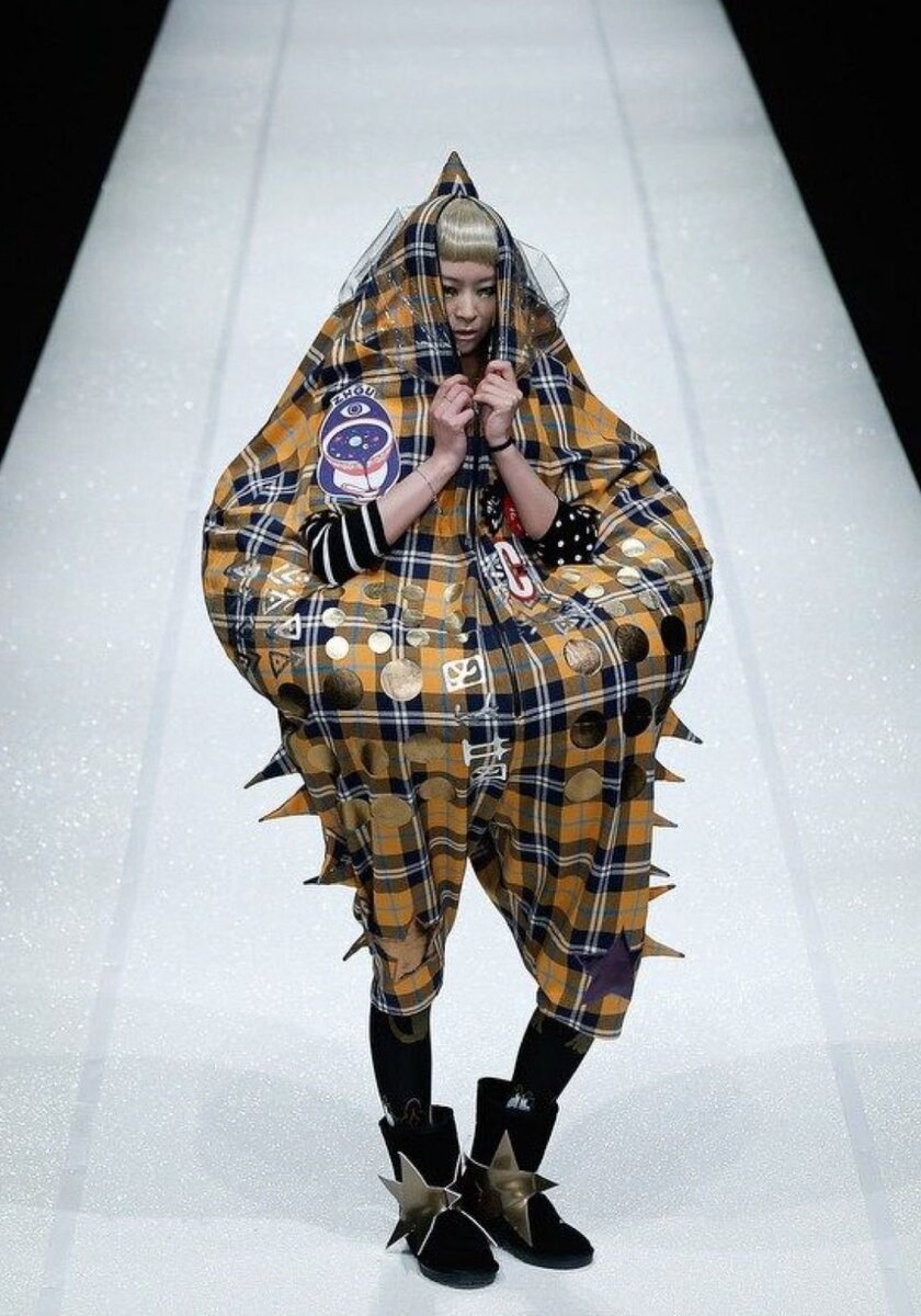 Современная мода. Странная одежда. Безумная одежда. Современная необычная мода. Показ скиапарелли 2023.