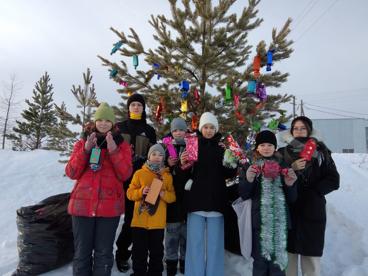 Откуда приходит новый год. Он наверно жил снежинкой на какой нибудь. Он наверно жил снежинкой на какой нибудь. Стихи на новый год откуда приходит новый год. Новогодний стих новый год слетает с неба.