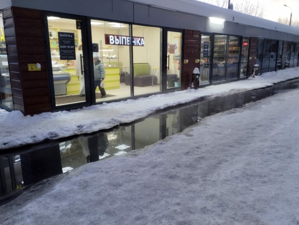 Вода залила казанский проспект Ямашева. Фото rt-online.ru