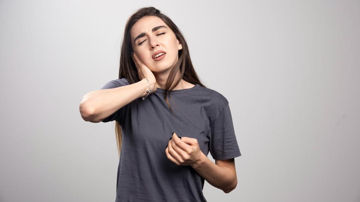    У девушки болит ухо:Freepik