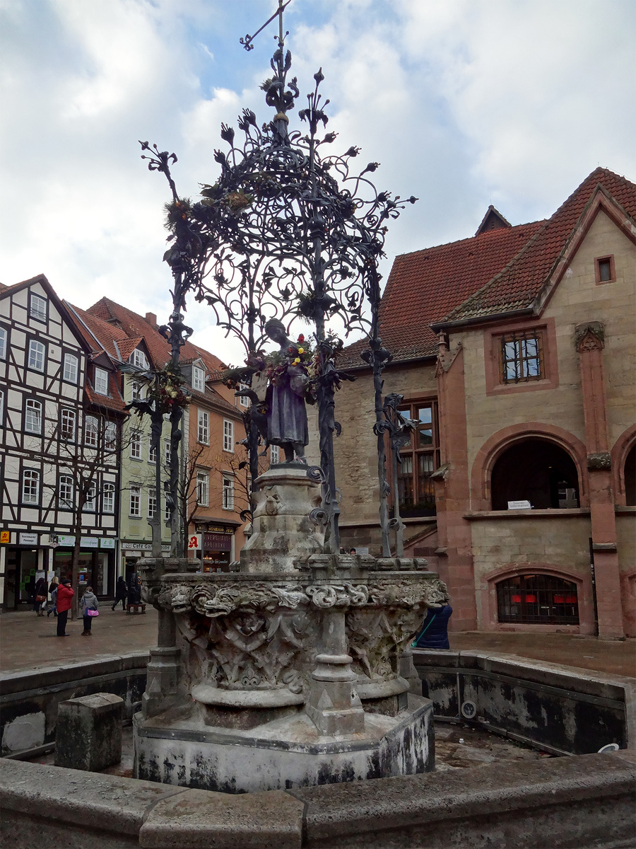 Фонтан-памятник гусятнице Лизе (Gänseliesel) на Marktplatz. Геттинген. 