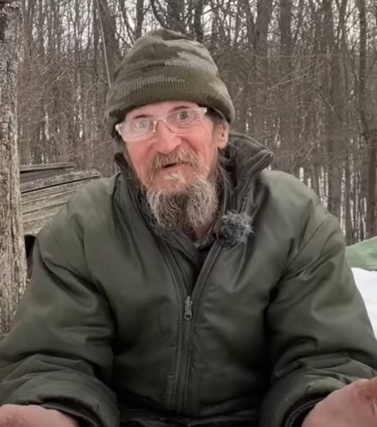 зимний блиндаж. бушкрафт бивак. партизанская землянка. группа альпинистов находит в лесу землянку. группа альпинистов находит в лесу землянку.