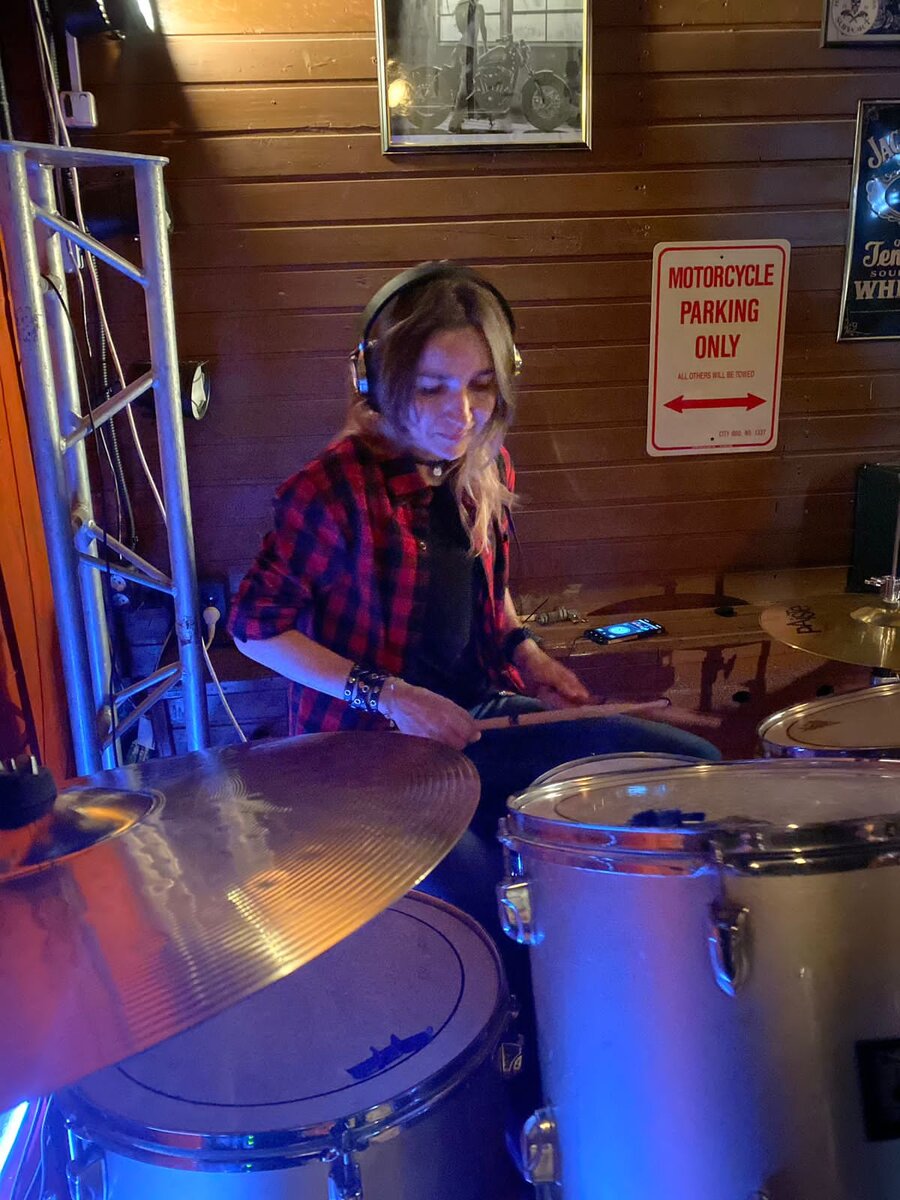 Барабаны, байки и клетчатая рубашка - идеальное сочетание 😍