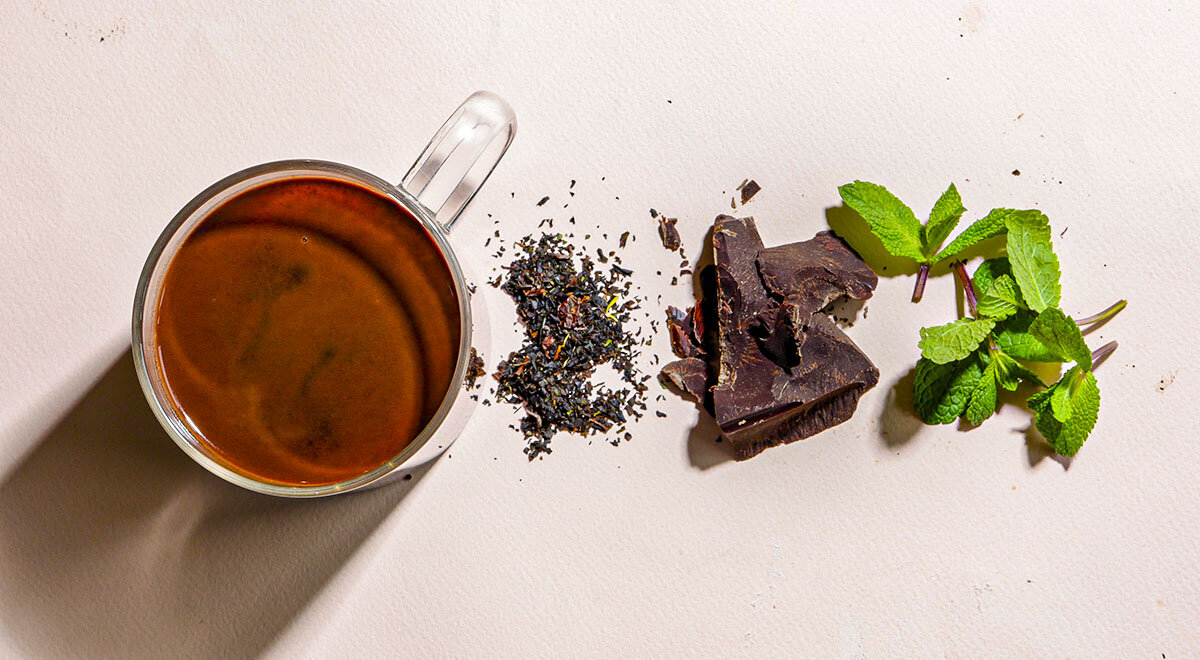 Bob always drink tea in the morning. предложение со словом every morning. девушка пьет чай. наливает чай. девушка на балконе с чашкой.