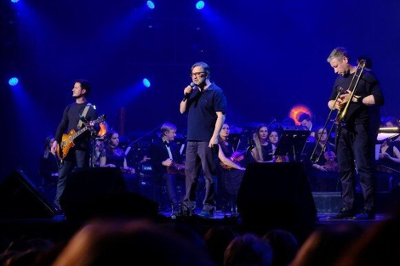 Музыкант со скрипкой. Скрипач. Человек с музыкальным инструментом. Давай играй музыкант. Игра про басиста.