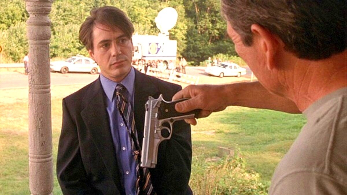 - Спрячь, сынок, обратно свою непацанскую "пукалку". И приготовься: сейчас будет одна из самых наглых реклам фирмы "Glock" в истории кино. 