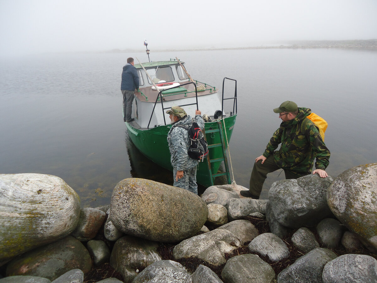 Наш экскурсионный катер причалил к дамбе Муксалма.. Из архива автора.