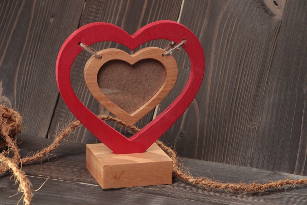 Подарок из 4 слов. Деревянное сердечко. Деревянные изделия на 14 февраля. Подарки из дерева. Подарок на 14 февраля из дерева.