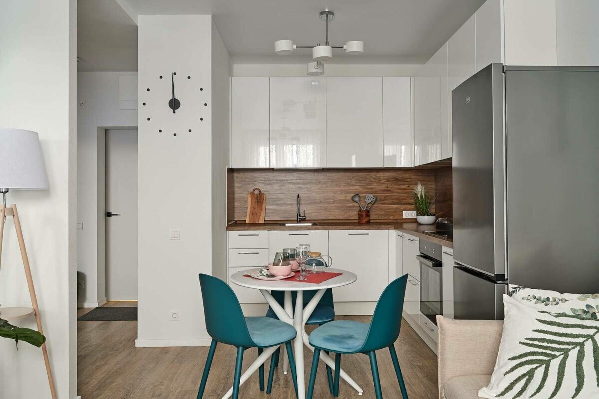 Удобно, когда верхние секции мебели оснащены интегрированными ручками Air, которые позволяют легко и бесшумно открывать дверцы за нижний край