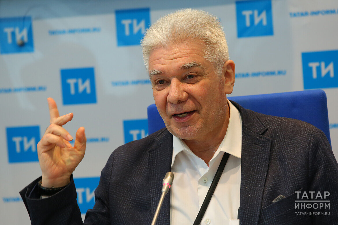 ​Юрий Нефедьев: «Магнитные линии выходят из одного пятна на Солнце, заходят в другое пятно, солнечное вещество сдавливается при помощи этого магнитного давления, и происходит взрыв»Фото: © Султан Исхаков / «Татар-информ»