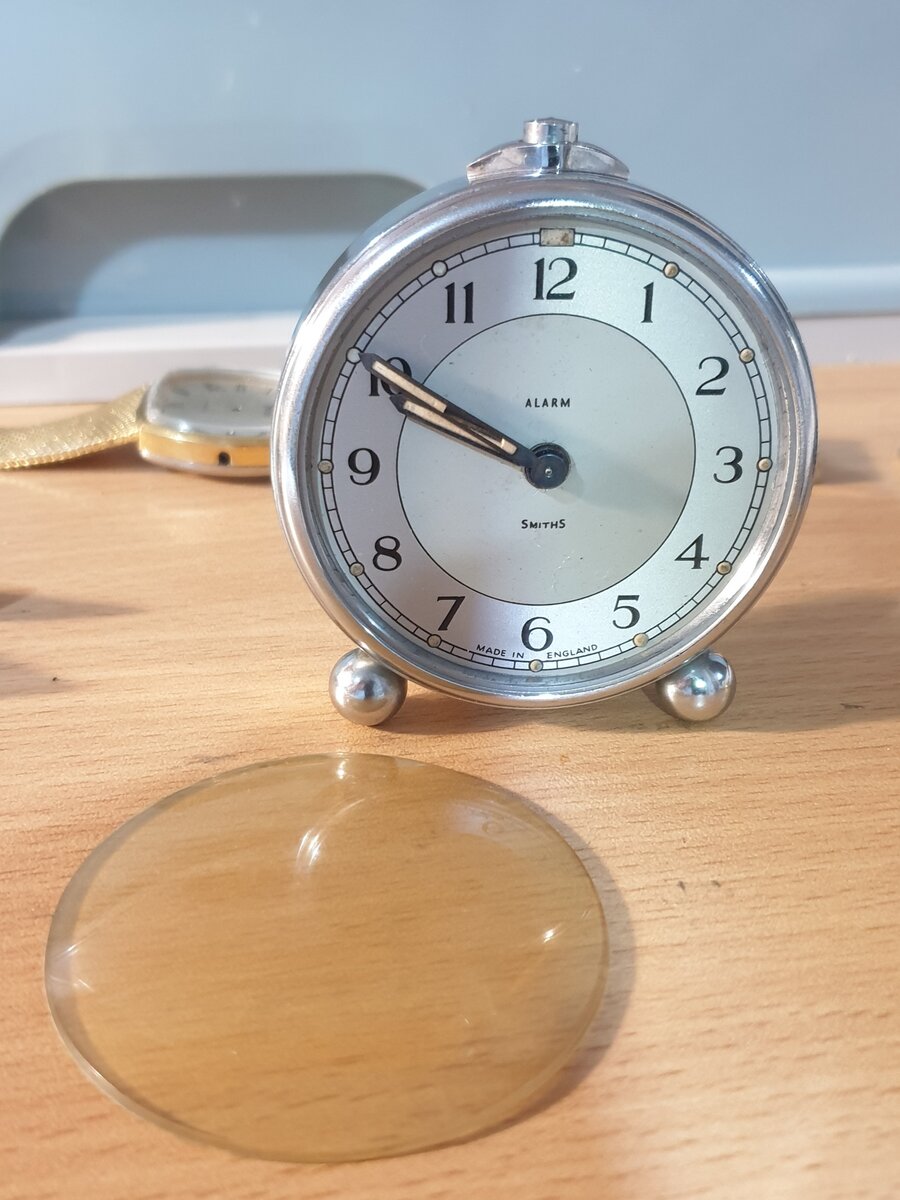 На циферблате надпись "Made in England".