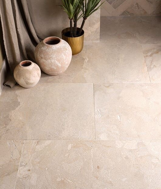 малиновый кварцит-песчаник. минусы натурального камня. минусы натурального камня. минусы натурального камня. столешница granit stoune.