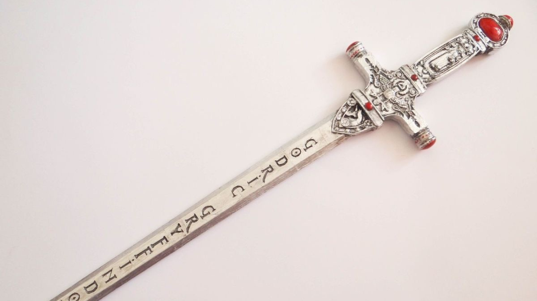 Скандинавский меч эпохи викингов. Старинные мечи. Меч русь 10 век. Найденные мечи средневековья. Раскопки сабли.