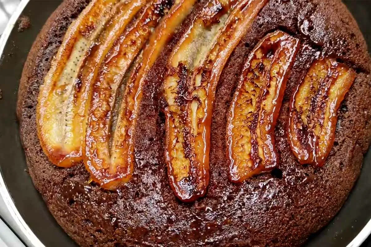 Банан с яйцом на сковороде. Рецепт бананы на сковороде пирог. Жареные бананы на сковороде. Рецепт бананы на сковороде пирог. Рецепт бананы на сковороде пирог.