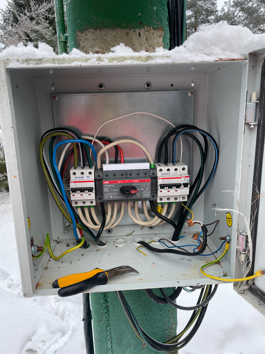 расключенный электрощит. собранный электрощиток текфор на 380в. электрощит снизу провода. кабели в электрощит сверху или снизу. распределительный щит 380 на 220.