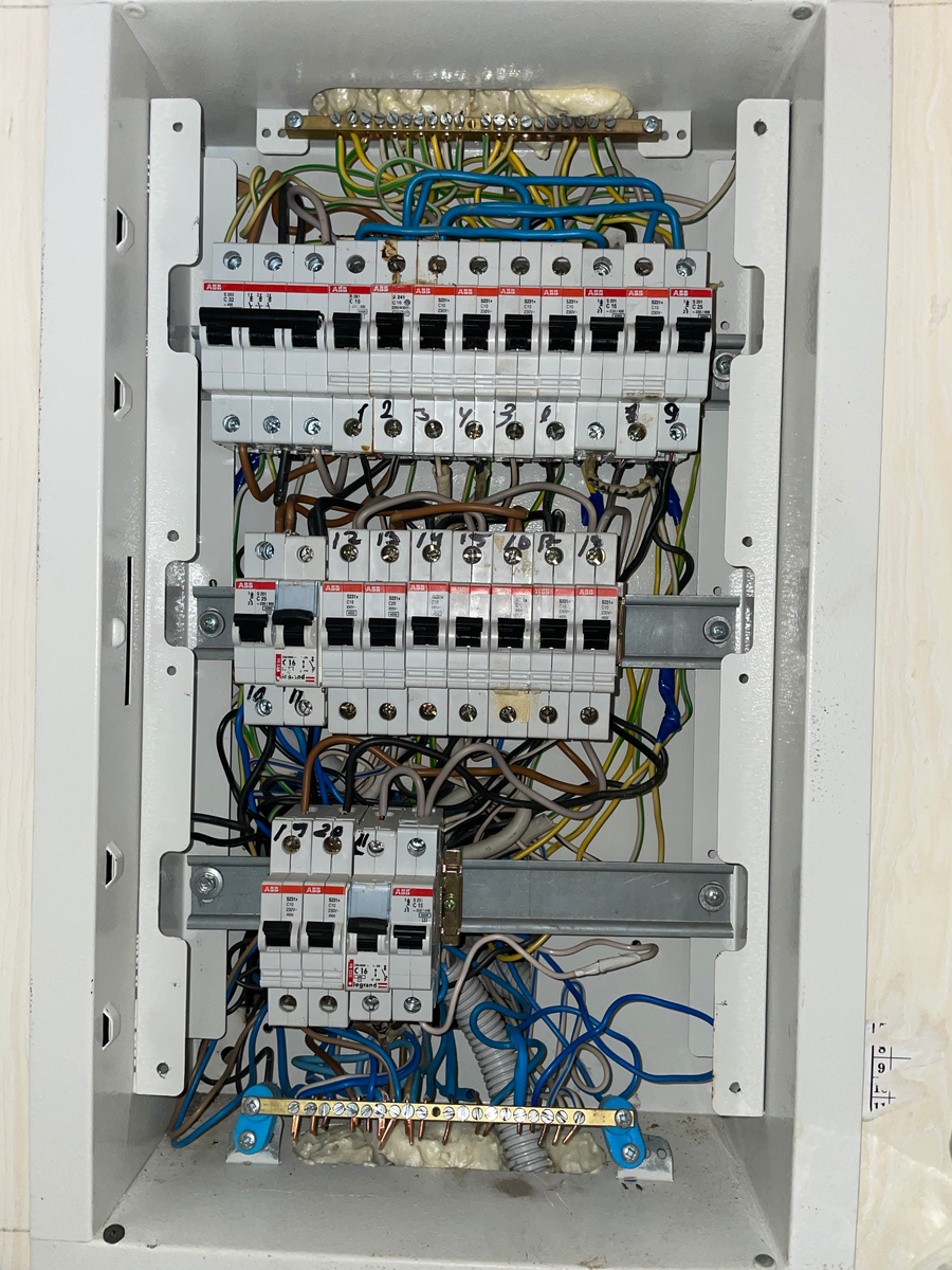 распределительные электрощитки. , ip65. встроенный электрощит. щит распределительный навесной щрн-12з ip54 с замком у2 (mkm11-n-12-54-z). щит распределительный квартирный расключенный.