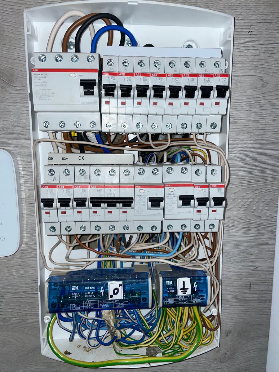 Заказчик с одного из объектов обратился к нам с заданием проверить электрику на его загородном участке, на котором расположены дом хозяев, гостевой дом, баня, дом для обслуживающего персонала и...-3-2