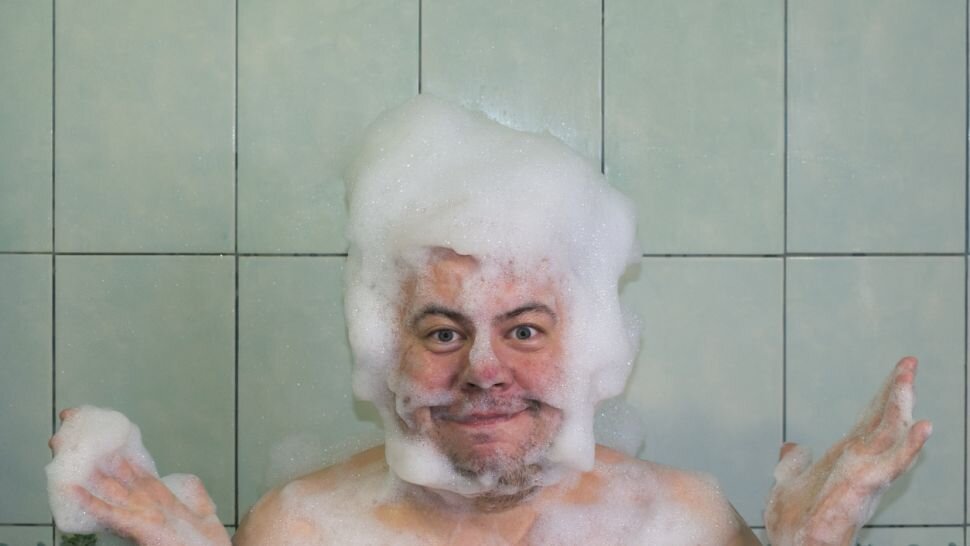 Волосатая моется в душе. Мужчина в пене в душе. Мужчина в пенной ванне.
