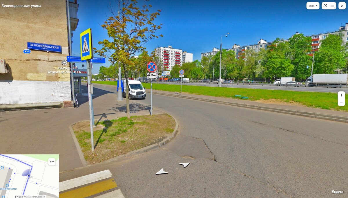 Желтый ТЦ на скриншоте выше снесли