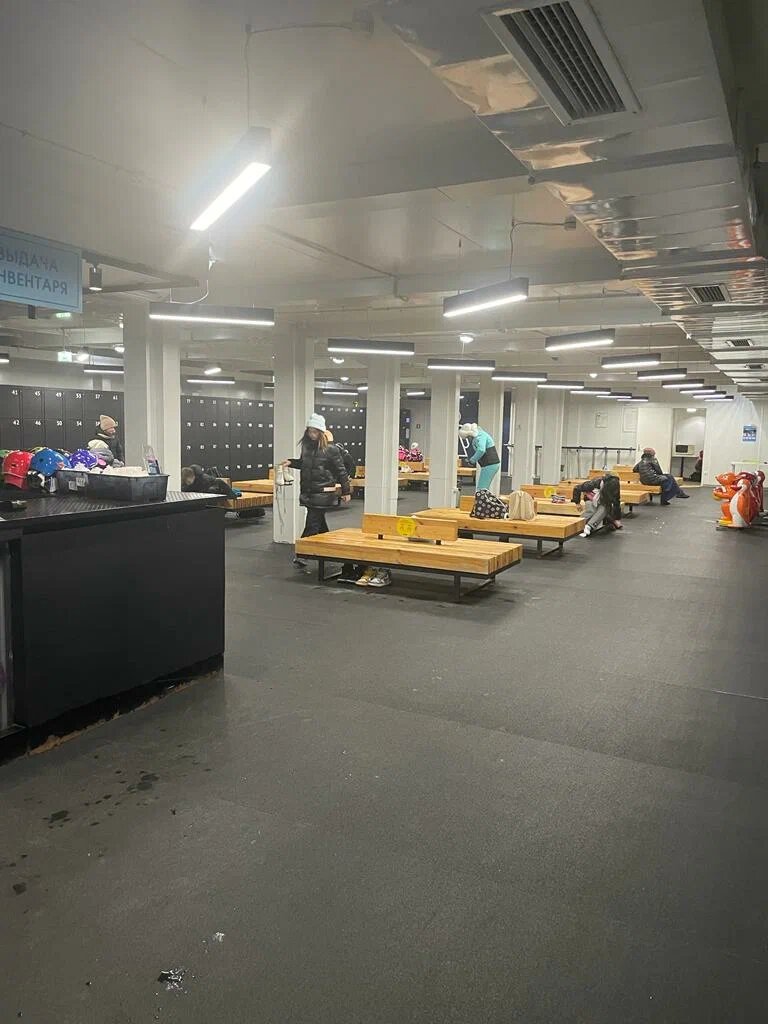 Помещение для переобувания, каток "Мега айс" при ТЦ Мега Химки