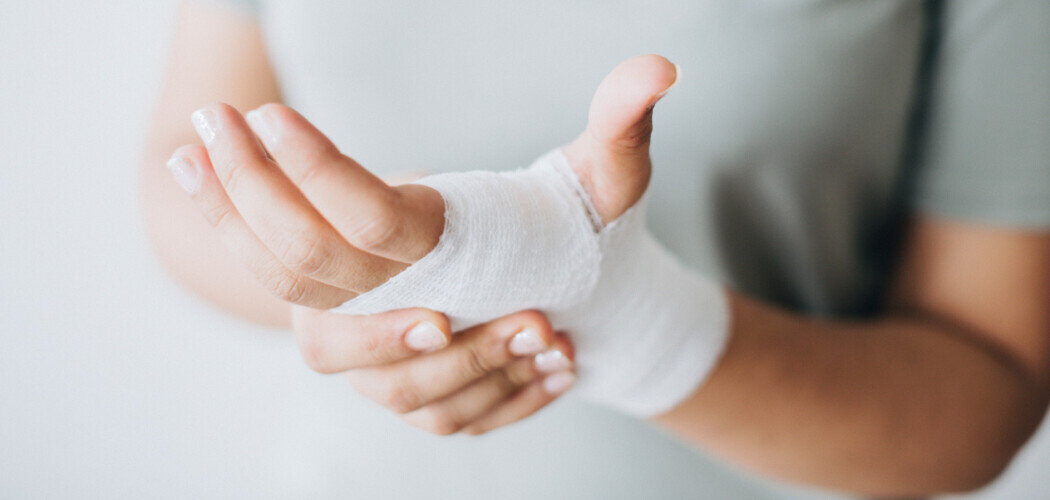 Те, кто хоть раз носил гипс, знают его основные минусы — его нельзя мочить, а кожа под ним после долгой носки начинает чесаться Фото: © rawpixel.com / freepik
