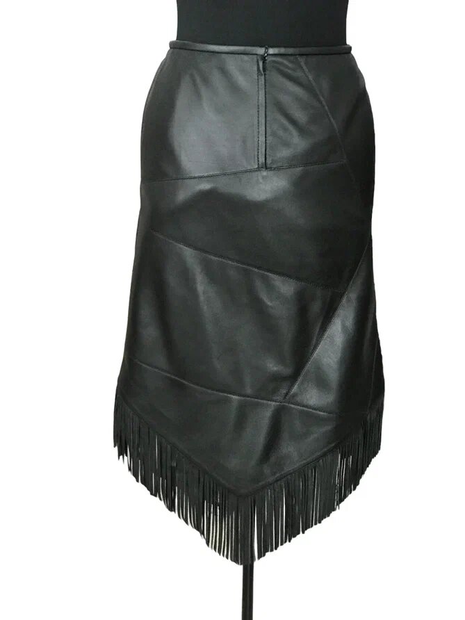 широкий зад в кожаной юбке. кожаная юбка латекс. кожаная юбка латекс. кожаная мини юбка. латекс pvc.