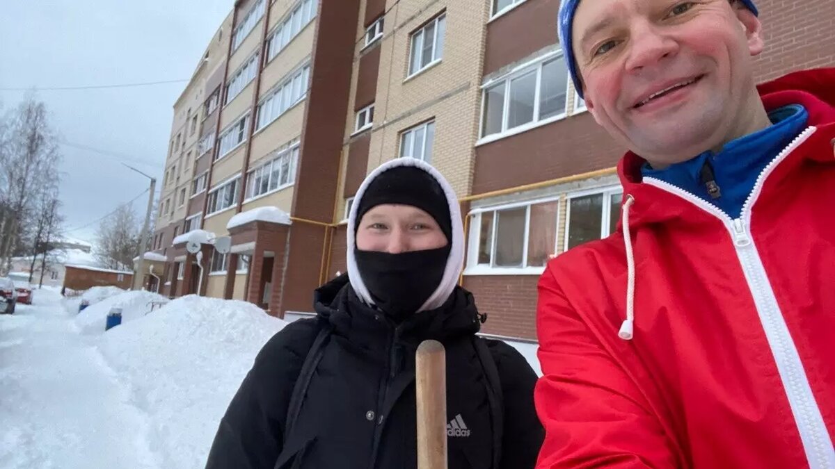     Старшая по дому по имени Римма Поликарповна не узнала мэра Глазова Сергея Коновалова, когда тот вышел во двор с лопатой убирать снег. Она раскритиковала главу города, поскольку он, по ее мнению, откапывал не те тропинки.