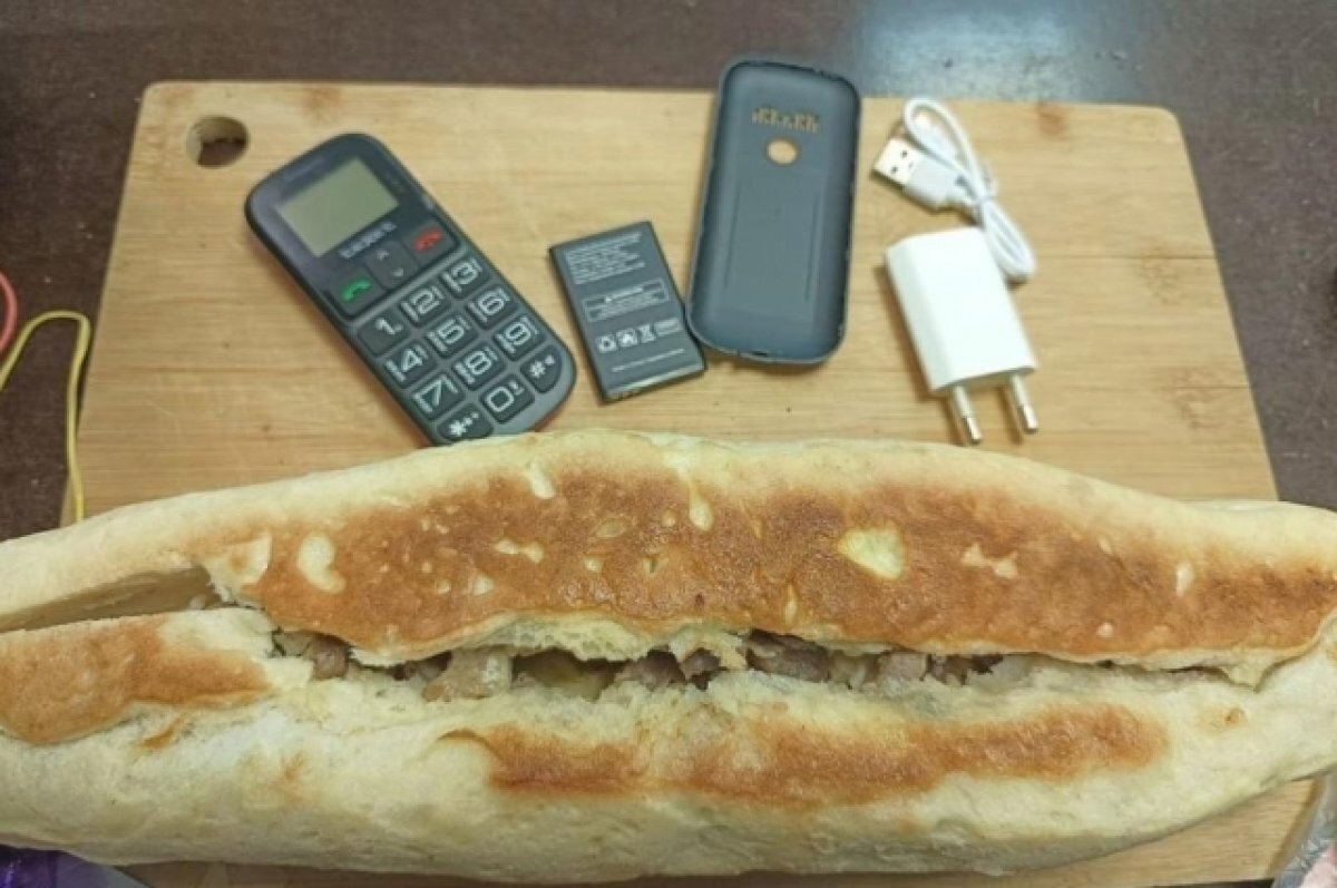    Мобильные телефоны спрятали в хлеб и пытались передать в тюрьму Петербурга