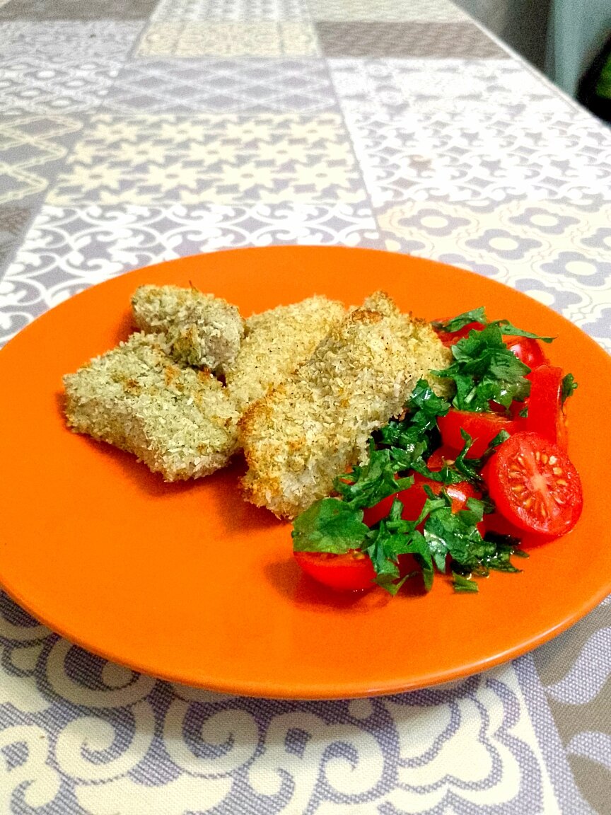 Запеченная рыба в панировке из кокосовой стружки с карри