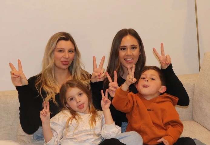 Мамы-одиночки и подруги решили вместе жить и воспитывать детей / Фото: Instagram