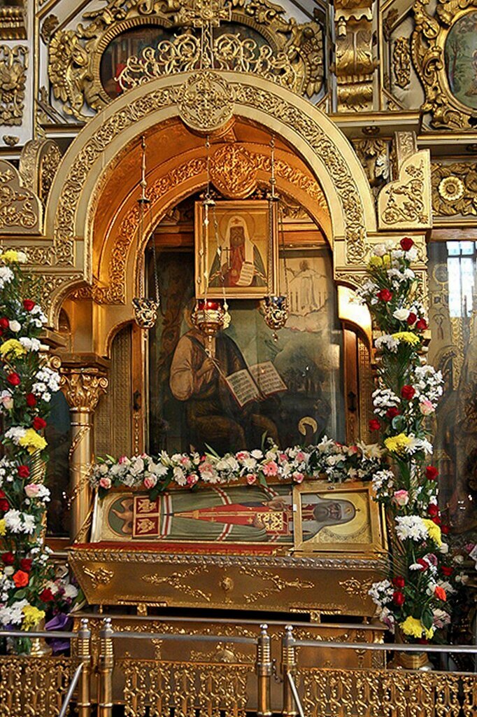 Храм святой матроны московской таганская. Мощи матроны московской. Москва мощи каких святых. Храм христа спасителя святыни храма мощи. Москва мощи каких святых.