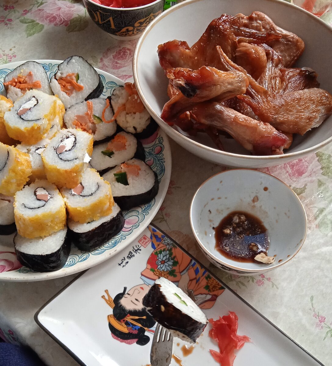 Фото автора. Роллы, копчёные крылышки. 