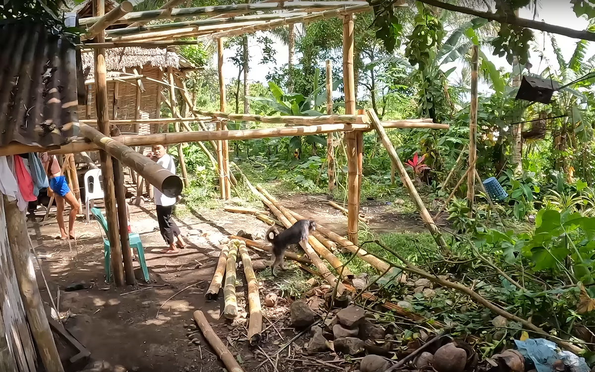 вот такой домик себе строят наши соседи