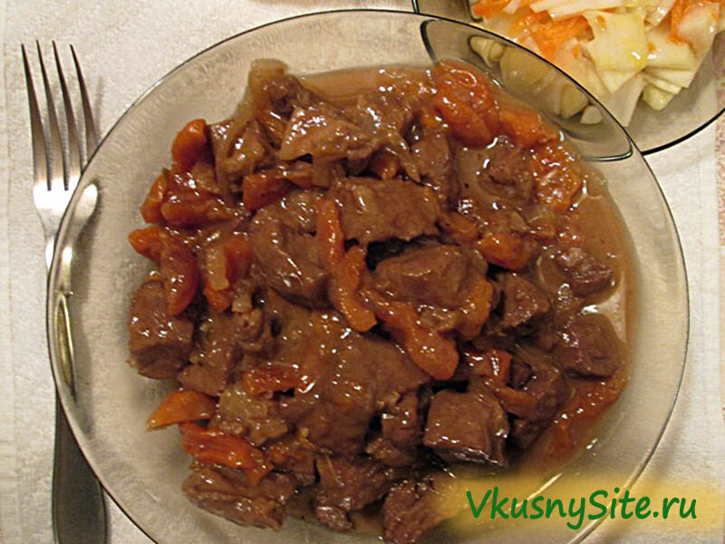 приготовить свинину потушить. мясо тушеное с луком на сковороде. говядина по польски. тушёное мясо на сковороде. свинина тушеная на сковороде.