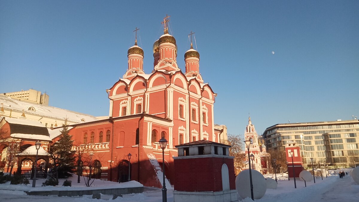 Описание красной площади в москве. Moscow kremlin and red square. Москва и доспремичательности красная площадь. Красная площадь манежная площадь. Какие площади расположены в москве.