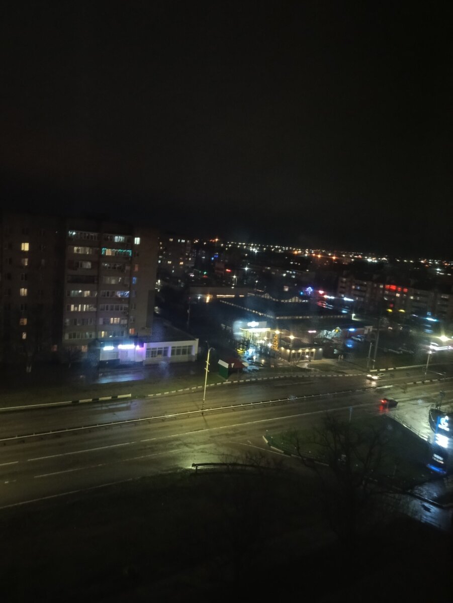 Фото автора. Вид из окна спальни на ночной Ейск. 
