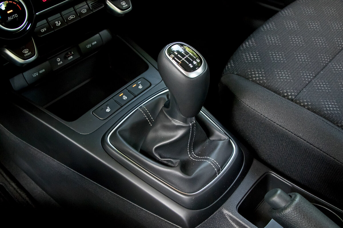 Автомобиль с 2 коробками передач. Ravon r2 автомат коробка передач. Шкода октавия автомат. Рычаг переключения кпп робот пежо 4007 2. Коробка передач тойота хайлюкс механика.