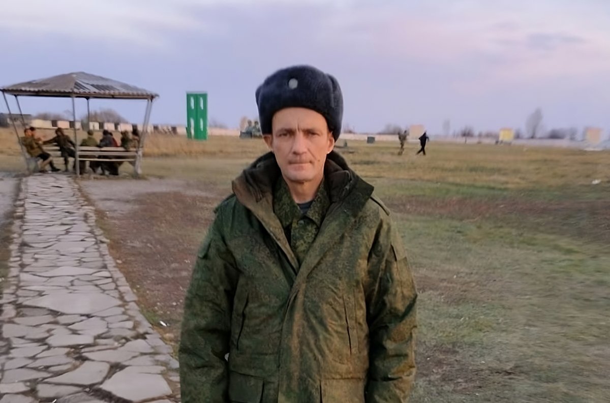 На фото Виктор Петров