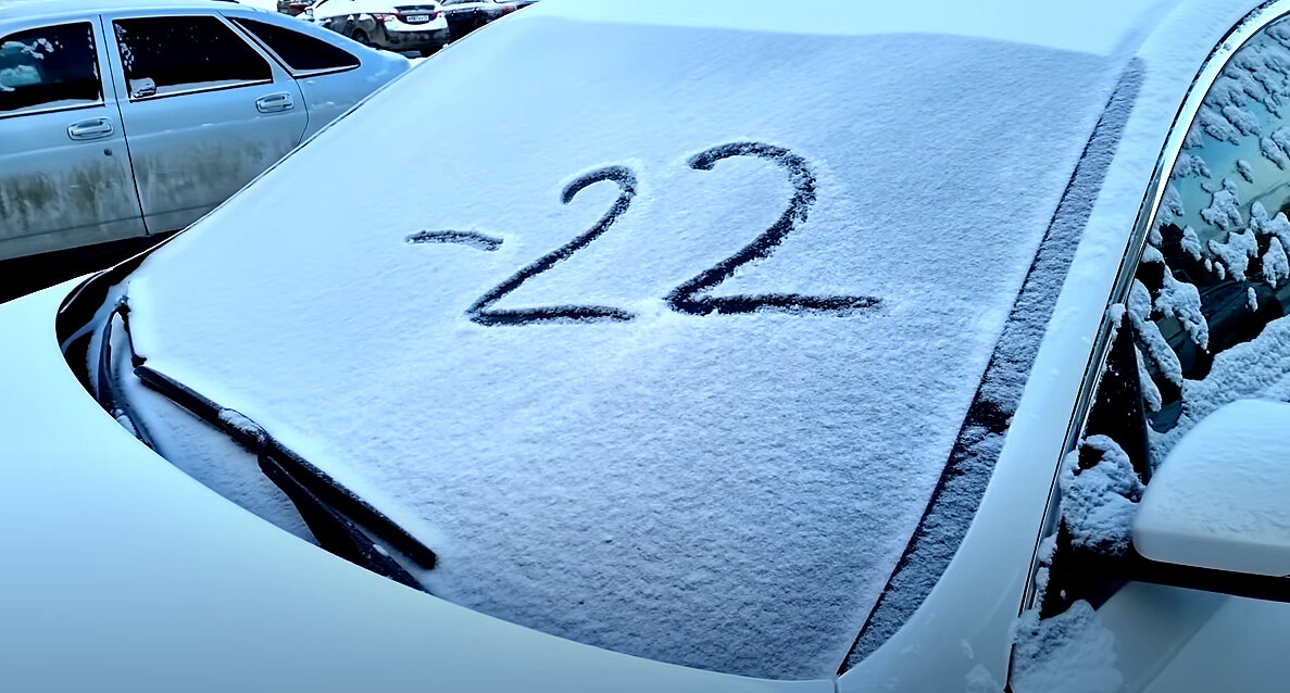 Машина в мороз. Как завести машину. Разорванная белая машина зимой. Замерзшая машина. Надо ли прогревать машину в мороз сильный.