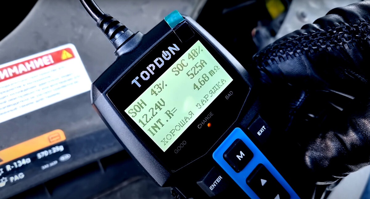 замерзшая машина. автомобилист зимой. мороз автомобиль. прогрев автомобиля. машина зимой.