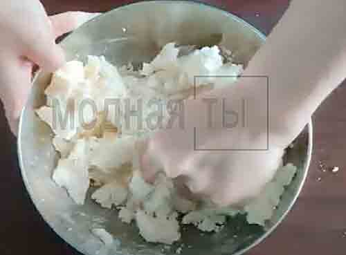 Можно ли добавить сахар в тесто. Добавление молока в муку. Можно ли добавить сахар в тесто. Смешиваем муку. Можно ли добавить сахар в тесто.